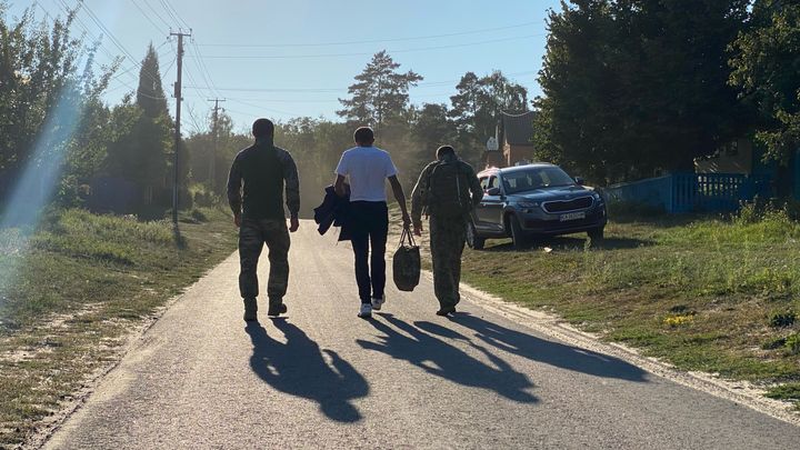 A group of soldiers returning from the front, near Kursk. (BORIS LOUMAGNE / RADIO FRANCE)