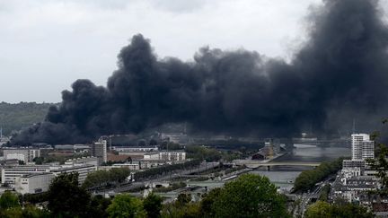 L'incendie de Lubrizol, le 26 septembre 2019 à Rouen (Seine-Maritime). (PHILIPPE LOPEZ / AFP)