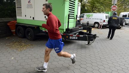 Un coureur &agrave; New York (Etats-Unis), le 2 novembre 2012. (TIMOTHY A. CLARY / AFP)