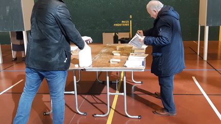 Un électeur lors du premier tour des élections municipales, à Brive-la-Gaillarde (Corrèze), le 15 mars 2020 (NICOLAS BLANZAT / FRANCE-BLEU LIMOUSIN)