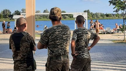 Sur la plage de la Petite Cuba à Sloviansk, les militaires viennent se détendre le temps d'un jour de permission. (GILLES GALLINARO / RADIO FRANCE)