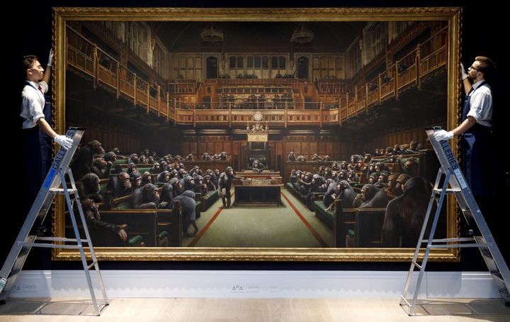 "Parlement décentralisé" ("Devolved Parliament"), toile de Banksy présentée vendredi 27 octobre 2019 chez Sothby, à Londres. (TOLGA AKMEN / AFP)