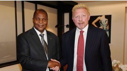 L'ancien tennisman Boris Becker (à droite) avec le président centrafricain Faustin Touadera, le 27 avril 2018 à Bruxelles. (AFP / IRLE MOSER RECHTSANWALTE)