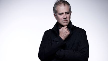 L'écrivain Antoine Sénanque, en séance photo à Paris, pour la sortie de son livre, "Croix de cendre" chez Grasset, le 9 octobre 2023. (JOEL SAGET / AFP)