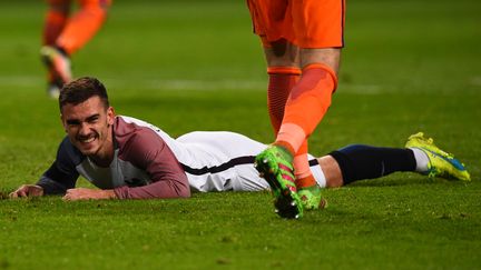 Antoine Griezmann, l'attaquant de l'équipe de France de football, semble&nbsp;tellement parfait qu'il en devient suspect. (FRANCK FIFE / AFP)