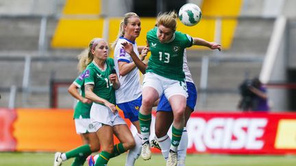 La Française Amandine Henry en duel avec Aoife Mannion lors du match de qualification à l'Euro 2025 entre la France et l'Irlande, le 16 juillet 2024 à Cork. (JOHANNES EISELE / AFP)