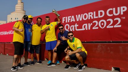 Des supporters brésiliens à Doha (Qatar) le 19 novembre 2022, veille de l'ouverture de la Coupe du monde de football (DAVID GANNON / AFP)