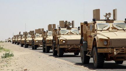 Prêtes au combat, les forces yéménites loyales au gouvernement de Abd Rabbo Mansour Hadi, en exil en Arabie Saoudite, paradent le 8 septembre 2015 dans la région de Maarib, à l'est de la capitale Sanaa. (Abdullah Hassan/AFP)