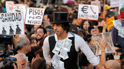 «Tous ensemble pour un changement mondial, l'homme n'est pas une marchandise, unissez-vous», à Madrid, des milliers d’«Indignés» convergent vers la place de la Puerta del Sol, qu'ils avaient occupée pendant un mois au printemps.

Réformer le système électoral, lutter contre la corruption, en finir avec la précarité sont leurs principales revendications. (AFP/DANI POZO )