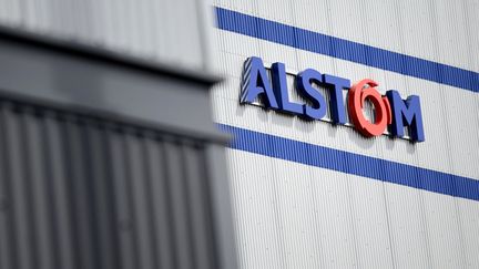 Le logo Alstom sur l'une usines du groupe. (JEAN-SEBASTIEN EVRARD / AFP)