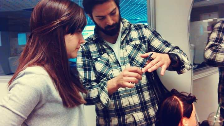 Alexandros Kiriakakis donne un cours de coiffure dans un centre de formation d'Ath&egrave;nes (Gr&egrave;ce), en mars 2014. (ALEXANDROS KIRIAKAKIS)