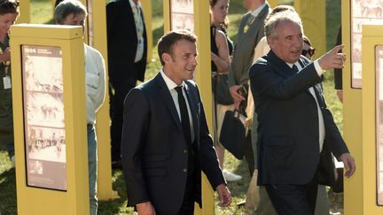 Emmanuel Macron et François Bayrou pendant le Tour de France à Pau, le 19 juillet 2019. (IROZ GAIZKA / AFP)