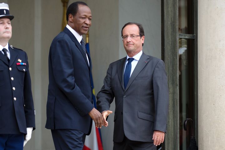 Le pr&eacute;sident burkinab&egrave; Blaise Comparo&eacute; aux c&ocirc;t&eacute;s de Fran&ccedil;ois Hollande, le 18 septembre 2012 &agrave; l'Elys&eacute;e (Paris). (BERTRAND LANGLOIS / AFP)