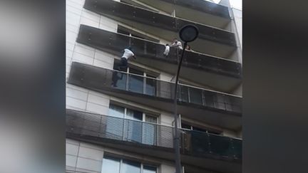 Vidéo repostée sur Facebook montrant un homme escaladant la façade d'un immeuble pour sauver un enfant. (CAPTURE D'ÉCRAN FACEBOOK)