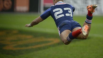 Le trois-quart centre fran&ccedil;ais Ga&euml;l Fickou plonge pour marquer un essai lors du tournoi des Six nations opposant la France &agrave; l'Angleterre au Stade de France (Seine Saint-Denis), le 1er f&eacute;vrier 2014. (MARTIN BUREAU / AFP)