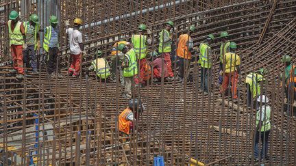 Des ouvriers éthiopiens sur le chantier du Grand barrage de la renaissance, le plus grand d'Afrique, construit sur le Nil Bleu en Ethiopie malgré les réticences de l'Egypte, le 31 mars 2015. (ZACHARIAS ABUBEKER/AFP)