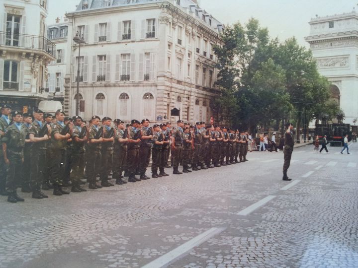 Pascal est au garde-à-vous avec son unité, le 14 juillet 1992. (FRANCEINFO)