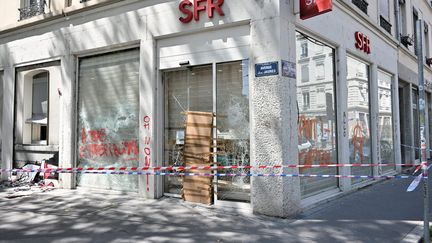 Un magasin de l'opérateur téléphonique SFR tagué et saccagé à Lyon, après la manifestation du 1er mai 2023. (FREDERIC CHAMBERT / MAXPPP)