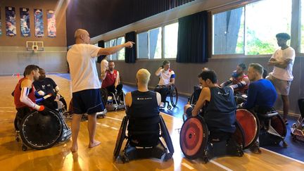 L'équipe de France de rugby-fauteuil lors de son dernier entraînement avant les Jeux paralympiques de Tokyo. (MARGAUX QUEFFELEC / RADIO FRANCE)