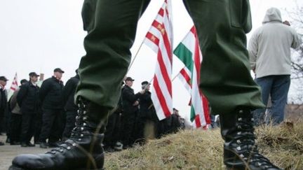 Défilé de la Garde hongroise, milice du parti d'extrême droite Jobbik, le 9-11-2007 à Tatarszentgyory, village situé à 60 km au sud-ouest de Budapest (AFP - ATTILA KISBENEDEK)