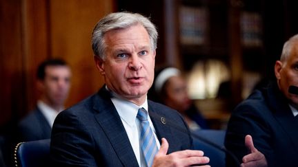 Le directeur du FBI, Christopher Wray, s'exprime lors d'une réunion du groupe de travail sur les menaces électorales au ministère de la Justice, à Washington (Etats-Unis), le 4 septembre 2024. (ANDREW HARNIK / GETTY IMAGES NORTH AMERICA / AFP)