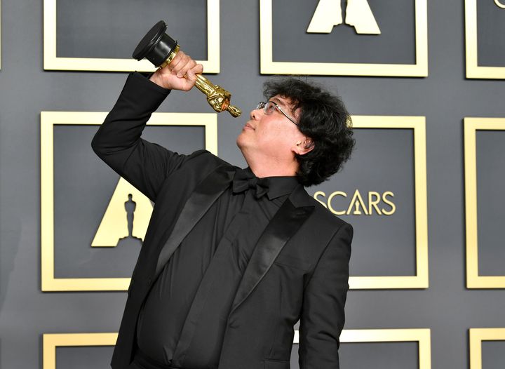 Le réalisateur sud-coréen Bong Joon-ho dans les coulisses de la 92e cérémonie des Oscars, à Hollywood (Californie, Etats-Unis), le 10 février 2020. (AMY SUSSMAN / GETTY IMAGES NORTH AMERICA)