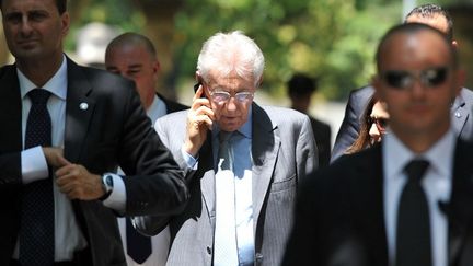 En bon Italien, le président du conseil italien, Mario Monti, ne lâche pas son telefonino. (GERARD JULIEN / AFP)