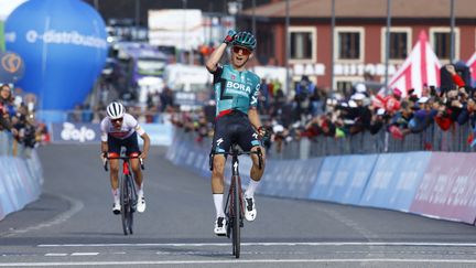 Lennard Kamna, vainqueur devant Juan Pedro Lopez sur la quatrième étape du Giro entre Avola et Etna-Nicolosi, le 10 mai 2022, en Italie. (LUCA BETTINI / AFP)