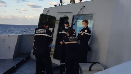 Des marins sur le pont de l'"Auvergne". (FRANCK COGNARD / RADIO FRANCE)