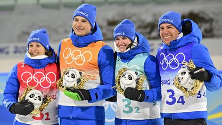 Anaïs Chevalier-Bouchet, Julia Simon, Emilien Jacquelin et Quentin Fillon Maillet sur le podium du relais mixte, où ils ont récolté l'argent, samedi 5 février. (TOBIAS SCHWARZ / AFP)