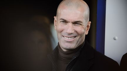 L'entraîneur et ancien footballeur français Zinédine Zidane assiste à l'inauguration d'un centre de santé numérique dans le quartier de la Castellane à Marseille, le 11 février 2022. (CLEMENT MAHOUDEAU / AFP)