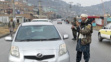 Un taliban procède à un contrôle à un check-point, à Kaboul (Afghanistan), jeudi 23 décembre 2021. (WAKIL KOHSAR / AFP)