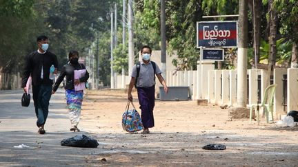 Le photographe de l'agence AP, Thein Zaw, quitte la prison d'Insein, le 24 mars 2021 à Rangoun (Birmanie). (ANADOLU AGENCY / AFP)