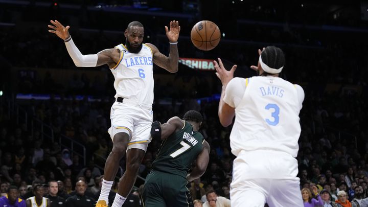 LeBron James pour servir Anthony Davis, la connexion entre les deux stars des Los Angeles Lakers lors du match contre les Boston Celtics le 13 décembre 2022 (JAE C. HONG / AP)