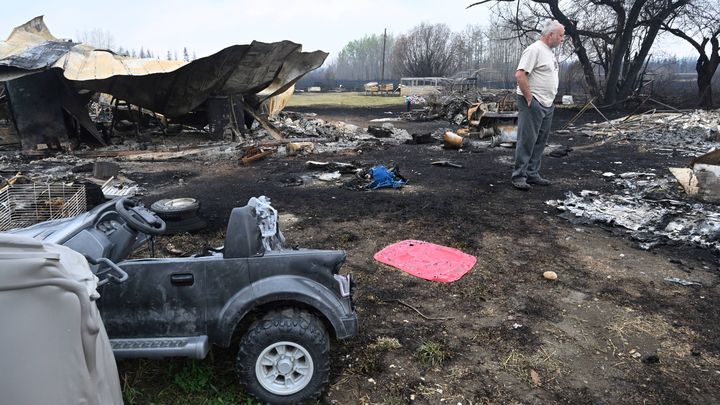 Adam Norris a vu les flammes ravager sa propriété située à Drayton, dans l'Alberta, au Canada, le 8 mai 2023. (WALTER TYCHNOWICZ / AFP)