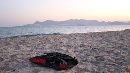 Les plages de Kos qui font face aux c&ocirc;tes turques sont parsem&eacute;es de gilets de sauvetage, de chambres &agrave; air et d'&eacute;paves de bateaux gonflables, abandonn&eacute;s par les migrants apr&egrave;s leur travers&eacute;e. (BENOIT ZAGDOUN / FRANCETV INFO)