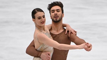 Gabriella Papadakis et Guillaume Cizeron lors de la danse libre des&nbsp;championnats du monde de danse sur glace, le samedi 26 mars 2022, à Montpellier. (PASCAL GUYOT / AFP)