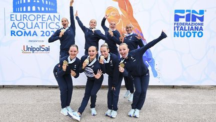 La joie de l'équipe de France de natation artistique technique après sa médaille de bronze aux championnats d'Europe de Rome le 11 août 2022. (KEMPINAIRE STEPHANE / KMSP)