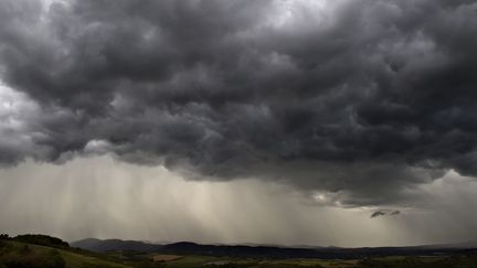 Un ciel d'orage en France.&nbsp; (PHILIPPE DESMAZES / AFP)