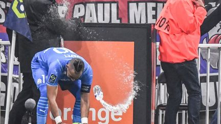 Dimitri Payet reçoit une bouteille d'eau&nbsp;lors du match opposant&nbsp;l'OM à l'OL, à&nbsp;Décines-Charpieu (Rhones) le 21 novembre 2021. (PHILIPPE DESMAZES / AFP)