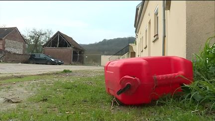 Un bidon en plastique est photographié, le 23 mars 2017, à Auneuil (Oise), dans la cour où une fillette a été grièvement brûlée par une voisine, la veille. (FRANCE 3 PICARDIE)