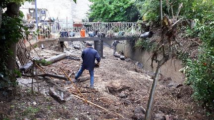 A Bouilhonnac près de Trèbes, dans l'Aude, les pompiers et des bénévoles aident les habitants à nettoyer et sauver ce qui peut l'être le 16 octobre 2018. (BENJAMIN MATHIEU / RADIO FRANCE)