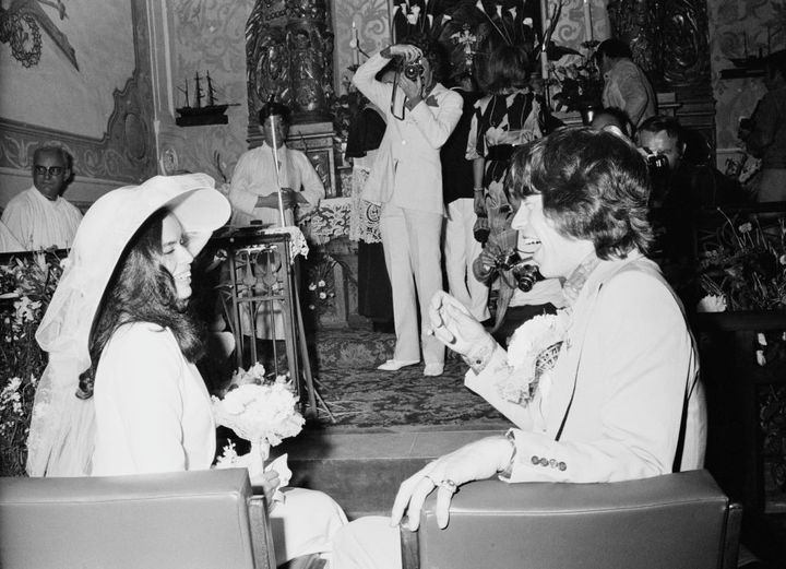 Bianca Perez et Mick Jagger lors de leur mariage le 12 mai 1971 dans la petite église de Saint-Tropez. Le photographe au centre est le Britannique Patrick Lichfield. (REG LANCASTER / HULTON ARCHIVE / GETTY)