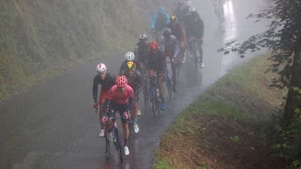 À l'image de l'échappée, les coureurs du Tour de France ont fait face à la pluie et au froid sur la 9e étape entre Cluses et Tignes, le 4 juillet 2021. (THOMAS SAMSON / AFP)