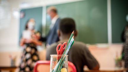 Une salle de classe à l'école Jacques Decour, à Montataire (Oise), le 21 août 2020. (NICHOLAS ORCHARD / HANS LUCAS / AFP)