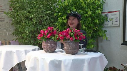 La comédienne&nbsp;Laure Calamy&nbsp;avec&nbsp;la rose qui porte désormais son nom&nbsp;au château de&nbsp;de Saint-Jean-Le-Blanc (Loiret) (France 3 Centre)