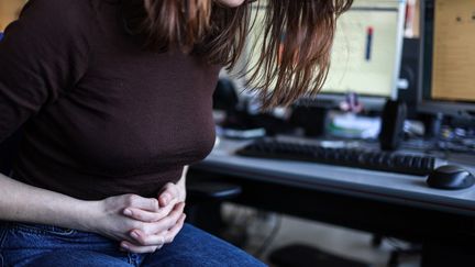 Les règles incapacitantes peuvent notamment être causées par l’endométriose, qui touche environ 10% des personnes menstruées en âge de procréer, selon le ministère de la Santé (photo d'illustration). (CHARLY TRIBALLEAU / AFP)