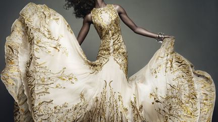 Les motifs sur le bas de la jupe évoquent une prairie. L’effet très ajusté et longiligne de la partie supérieure est renforcé par les broderies. Robe réalisée par Sarah Burton pour Alexander McQueen. C'est cette jeune femme qui pilote désormais la création depuis le décès d'Alexander McQueen.
 (Art + Commerce, Sølve Sundsbø)