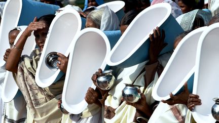 Des Indiennes participent &agrave; la c&eacute;r&eacute;monie d'ouverture d'un festival de trois jours consacr&eacute; aux toilettes, &agrave; la veille de la journ&eacute;e mondiale des toilettes, &agrave; New Dehli (Inde), mardi 18 novembre 2014.&nbsp; (ROBERTO SCHMIDT / AFP)