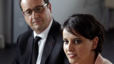 Fran&ccedil;ois Hollande et sa ministre de l'&Eacute;ducation nationale,&nbsp;Najat Vallaud-Belkacem,&nbsp;assistent &agrave; une r&eacute;union avec les parents et les enseignants, dans le coll&egrave;ge Jules-Verne, aux Mureaux (Yvelines), le 7 mai 2015. (PHILIPPE WOJAZER / AFP)